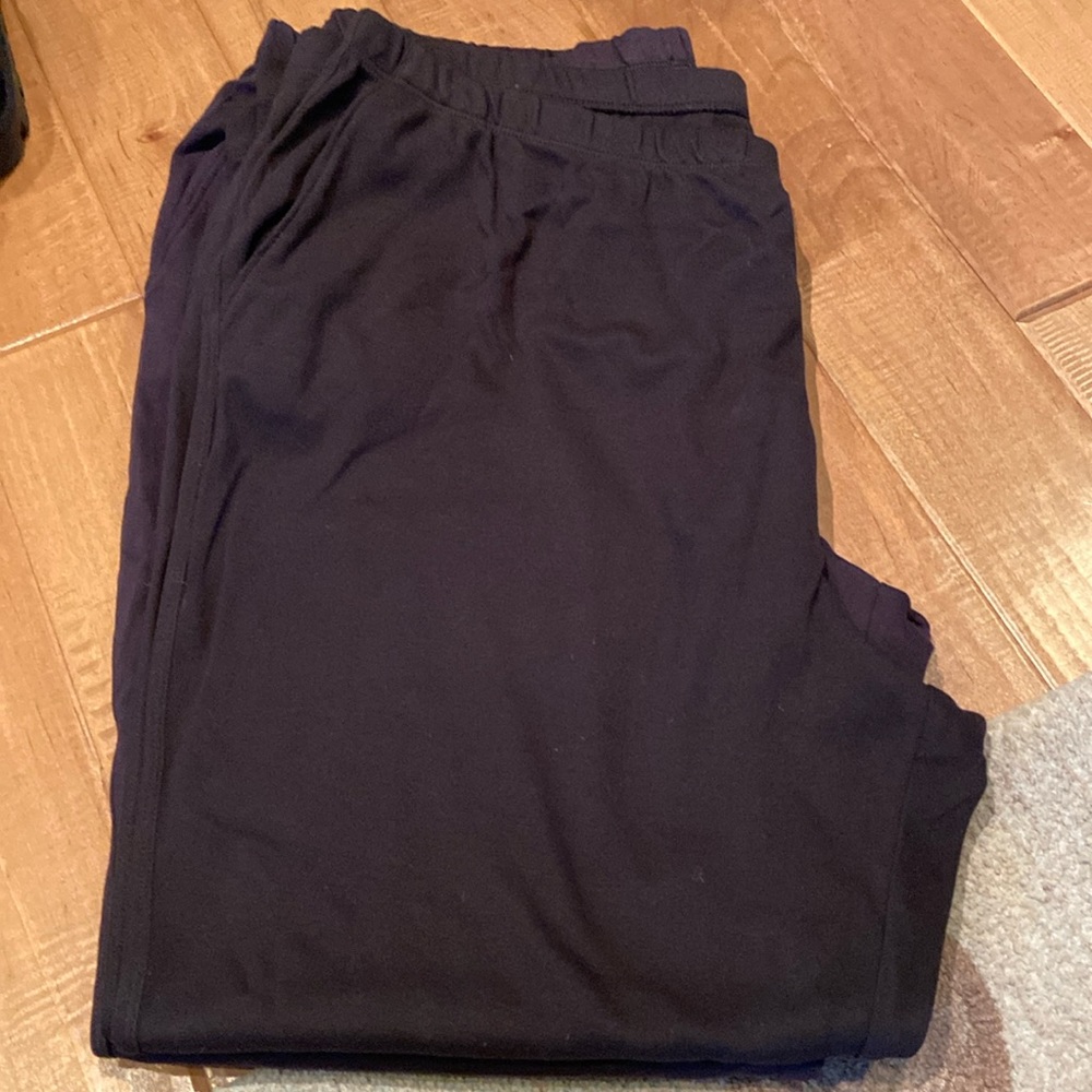 4 pairs of Lands end Womans pull on pants.